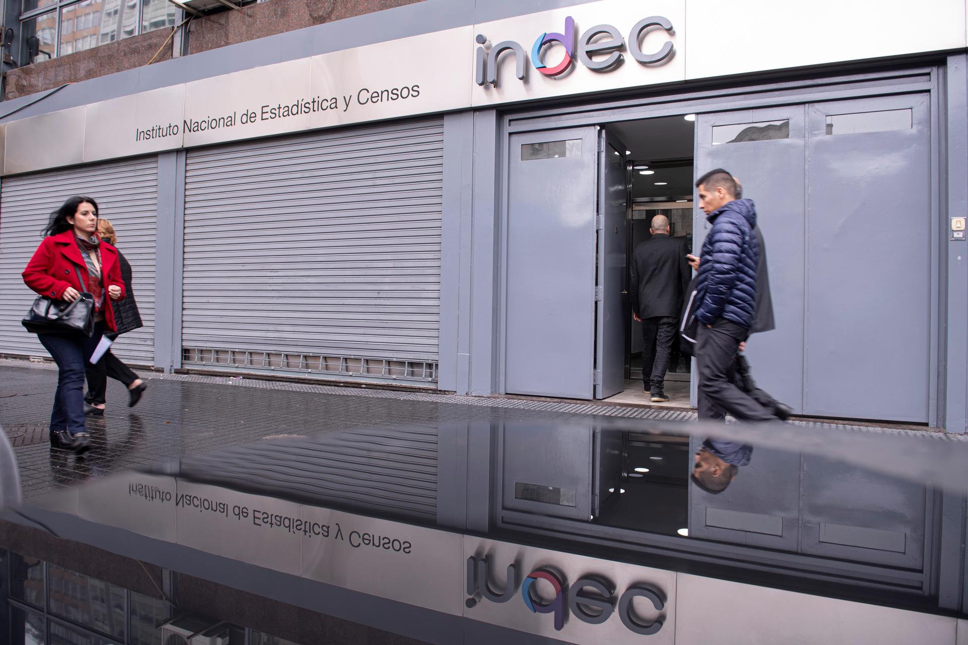 Fotografía de archivo de un grupo de personas al pasar frente a la entrad principal del Instituto Nacional de Estadística y Censos (Indec), en Buenos Aires (Argentina). EFE/Matías Nápoli