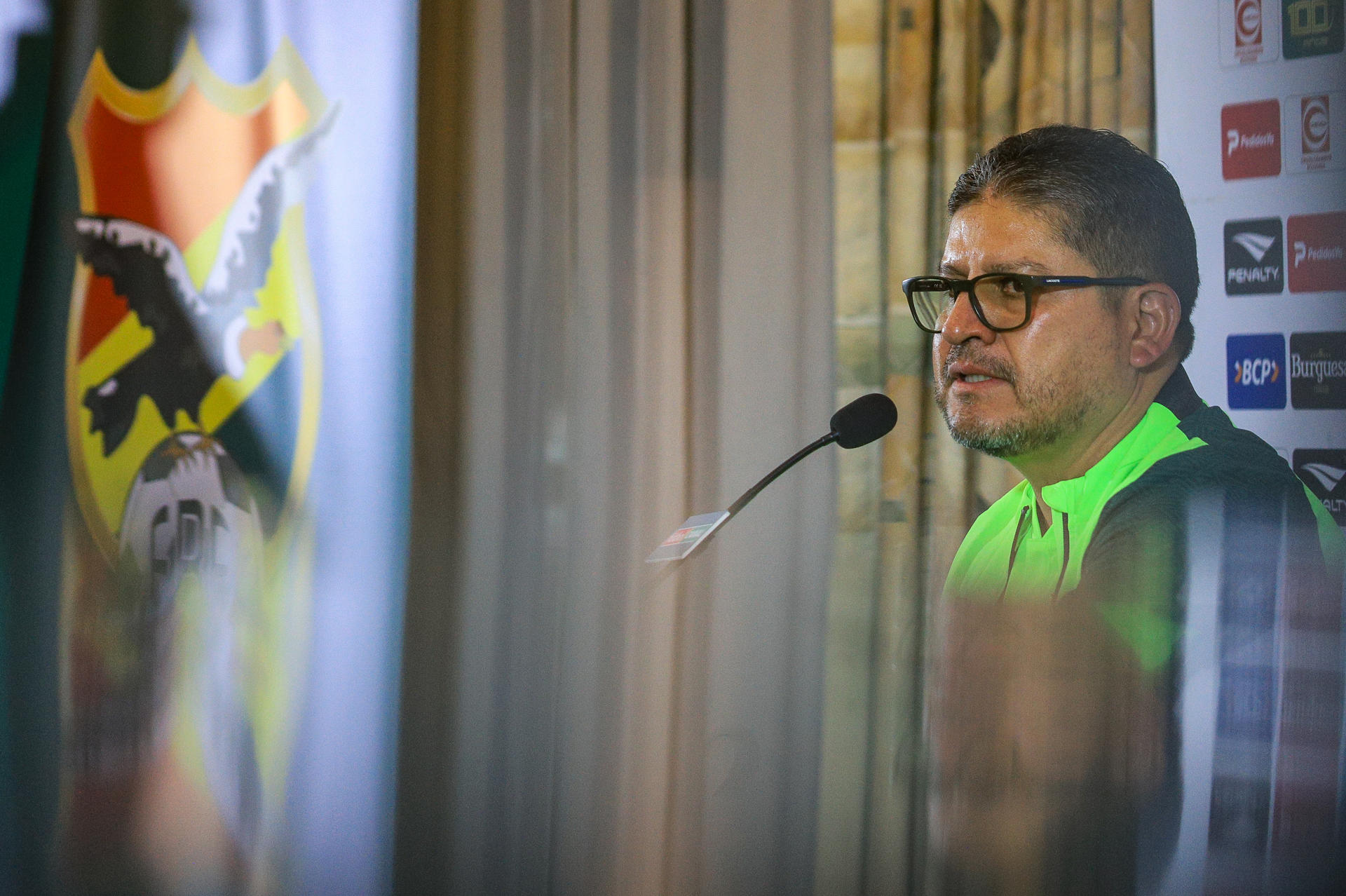 El seleccionador de Bolivia, Óscar Villegas, habla durante una rueda de prensa este lunes, en La Paz (Bolivia). EFE/ Gabriel Márquez
