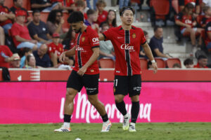El delantero japonés del Mallorca, Takuma Asano (d), tras conseguir el primer gol de su equipo durante el encuentro correspondiente a la jornada 7 de Laliga EA Sports que disputan Mallorca y Alavés en el estadio de Son Moix, en la capital balear. EFE/CATI CLADERA.
