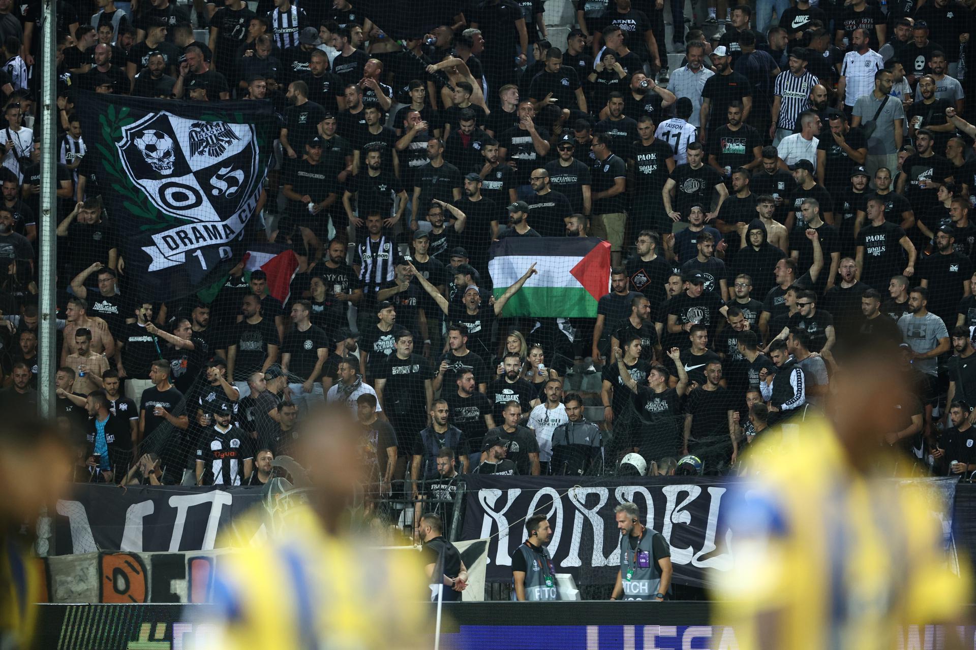 Hinchas del PAOK muestran banderas de Palestina ante jugadores del Maccabi Tel Aviv durante el partido de la UEFA Europa League que jugaron anoche PAOK y Maccabi Tel Aviv en Tesalónica, Grecia. EFE/EPA/ACHILLEAS CHIRAS