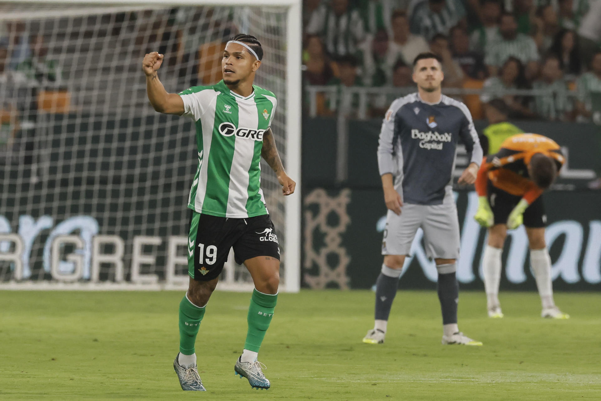 El delantero colombiano del Betis Cucho Hernández (i) celebra su gol durante el partido de la jornada 5 de LaLiga EA Sports entre el Real Betis y la Real Sociedad, este viernes en el estadio de La Cartuja, en Sevilla. EFE/ José Manuel Vidal