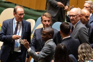 Fotografía del presidente de Francia, Emmanuel Macron (C), durante la conferencia internacional por la solución de los dos Estados (Israel y Palestina), en la ONU. EFE/Lev Radin