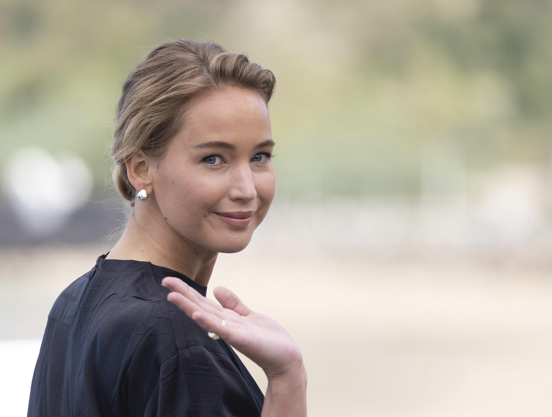 La actriz Jennifer Lawrence posa este viernes en el 73 Festival Internacional de Cine de San Sebastián, donde esta noche recibirá el Premio Donostia. EFE/ Javier Etxezarreta