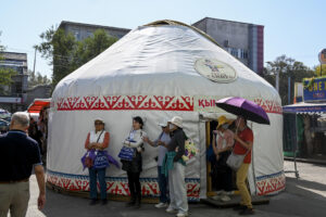 Vista de una tradicional yurta, la tienda típica de los nómadas de Asia Central, en Almaty, Kazajistán. La expedición del Real Madrid llegó este lunes a la ciudad kazaja de Almaty, donde se enfrentará mañana, martes, al Kairat en la segunda jornada de la Liga de Campeones, tras recorrer en avión casi 7.000 kilómetros. EFE/Ignacio Ortega