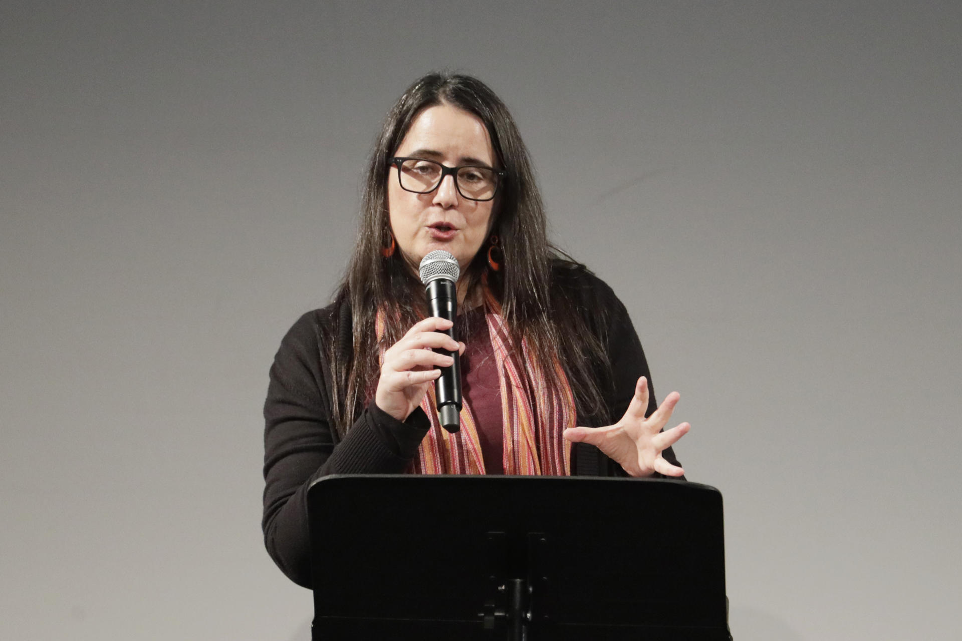 Fotografía de archivo de la directora para las Américas de Amnistía Internacional, Ana Piquer, durante una conferencia, en Bogotá (Colombia). EFE/Carlos Ortega