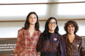 La realizadora Alauda Ruiz de Azúa (c), posa junto a las actrices, Patricia López Arnaiz (d), Blanca Soroa (i), tras presentar su película 'Los domingos', incluida en la Sección Oficial del Festival de la 73 edición del Festival Internacional de Cine de San Sebastián. EFE/Juan Herrero