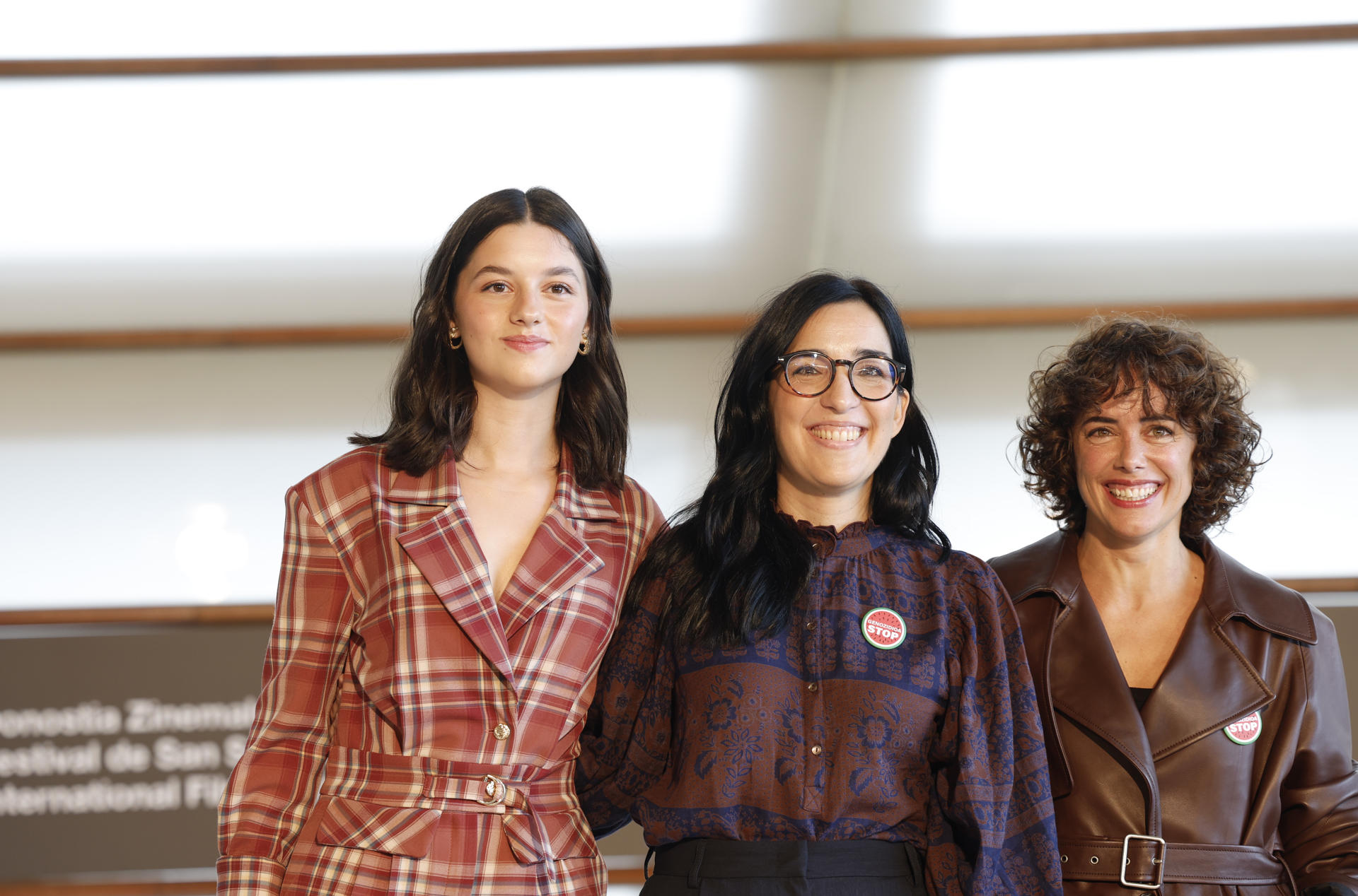 La realizadora Alauda Ruiz de Azúa (c), posa junto a las actrices, Patricia López Arnaiz (d), Blanca Soroa (i), tras presentar su película 'Los domingos', incluida en la Sección Oficial del Festival de la 73 edición del Festival Internacional de Cine de San Sebastián. EFE/Juan Herrero
