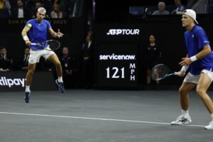 El equipo de Europa, Carlos Alcaraz de España (I) y Jakub Mensik de la República Checa (D) en acción contra el equipo del Mundo, Taylor Fritz y Alex Michelsen, de los EE. UU. en la Copa Laver. EFE/EPA/JOHN G. MABANGLO