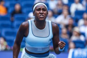 La tenista estadounidense Coco Gauff en acción durante el partido contra la canadiense Leylah Fernandez en el Abierto de China. EFE/EPA/WU HAO