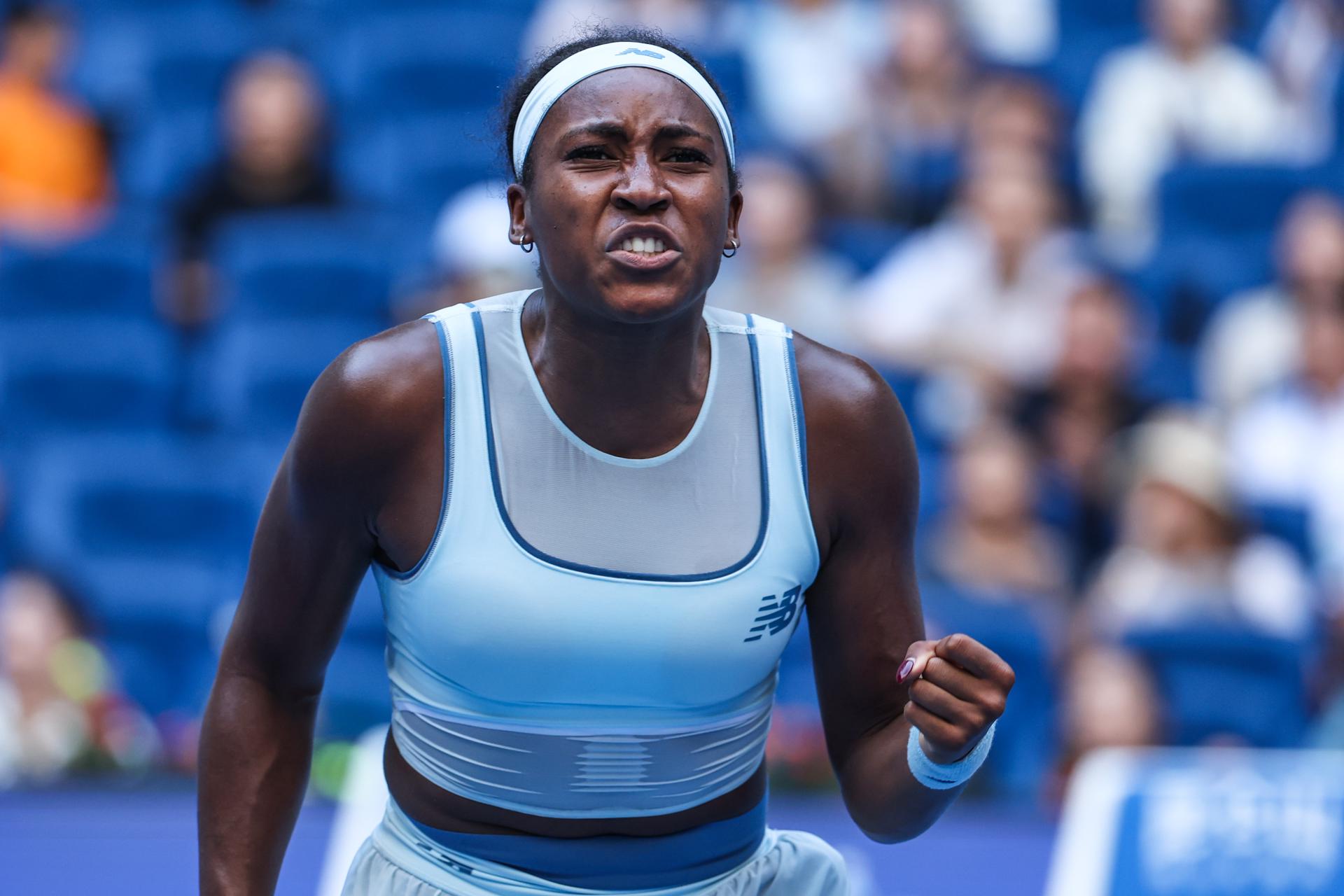 La tenista estadounidense Coco Gauff en acción durante el partido contra la canadiense Leylah Fernandez en el Abierto de China. EFE/EPA/WU HAO