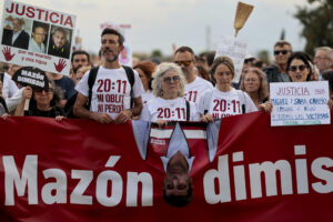 Ninots de la vicepresidenta primera y Consellera de Servicios Sociales, Igualdad y Vivienda, Susana Camarero, y del president de la Generalitat, Carlos Mazón, durante la undécima manifestación contra Carlos Mazón por su gestión de la dana del 29 de octubre convocada por entidades sociales y sindicales se celebra este domingo en Paiporta (Comunidad Valenciana). EFE/ Kai Forsterling