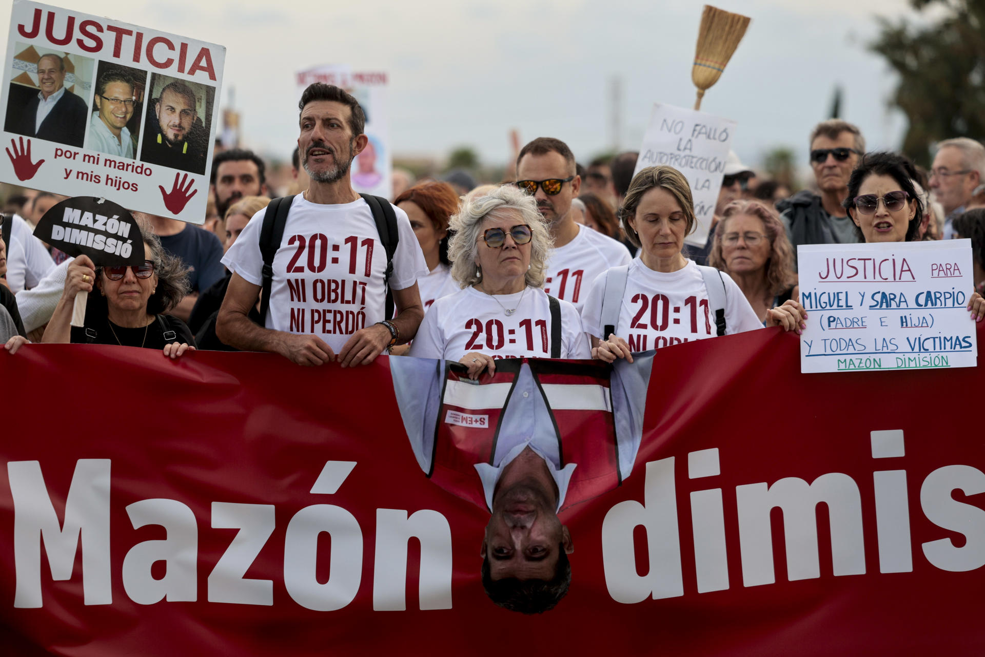 La úndécima manifestación contra el presidente de la Generalitat, Carlos Mazón, por su gestión de la dana del 29 de octubre de 2024 ha empezado con el inicio de dos marchas, una desde la residencia de personas mayores de Paiporta (Valencia) y la otra desde La Rambleta en la ciudad de València, que confluirán en el "Puente de la Solidaridad". En la imagen, la manifestación tras pasar por el 'Puente de la Solidaridad', en Valencia. EFE/Kai Forsterling