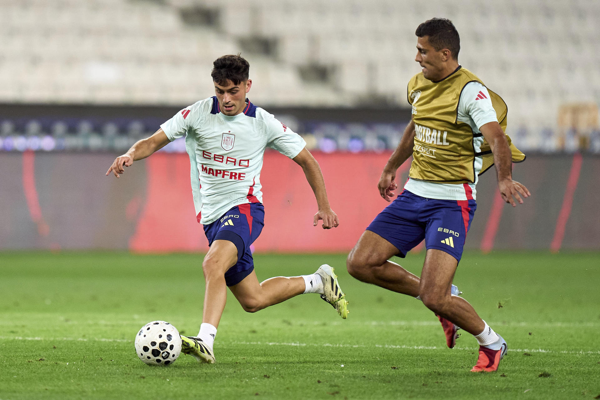 Los jugadores de la selección española de fútbol Pedri y Rodrigo Hernández, durante el entrenamiento que han realizado hoy en el estadio Büyüksehir Arena de Konya, previo al encuentro de clasificación para el Mundial 2026 que disputan mañana Domingo frente a Turquía. EFE / Ángel Martínez / RFEF *** SOLO USO EDITORIAL / SOLO USO DISPONIBLE PARA ILUSTRAR LA NOTICIA QUE ACOMPAÑA/ (CRÉDITO OBLIGATORIO)***.
