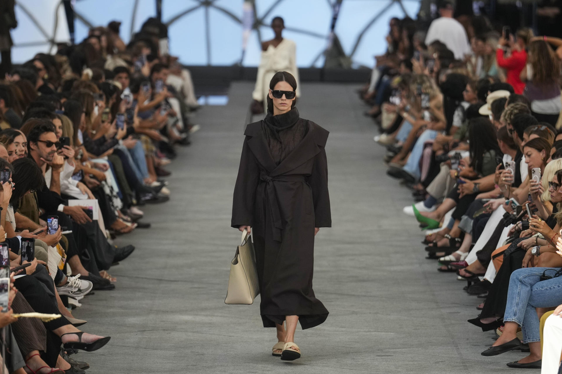 Desfile de la firma Adolfo Domínguez en el marco de la Mercedes-Benz Madrid Fashion Week, este miércoles, en la Galería de Cristal Palacio Cibeles, en Madrid. EFE/ Borja Sanchez-Trillo