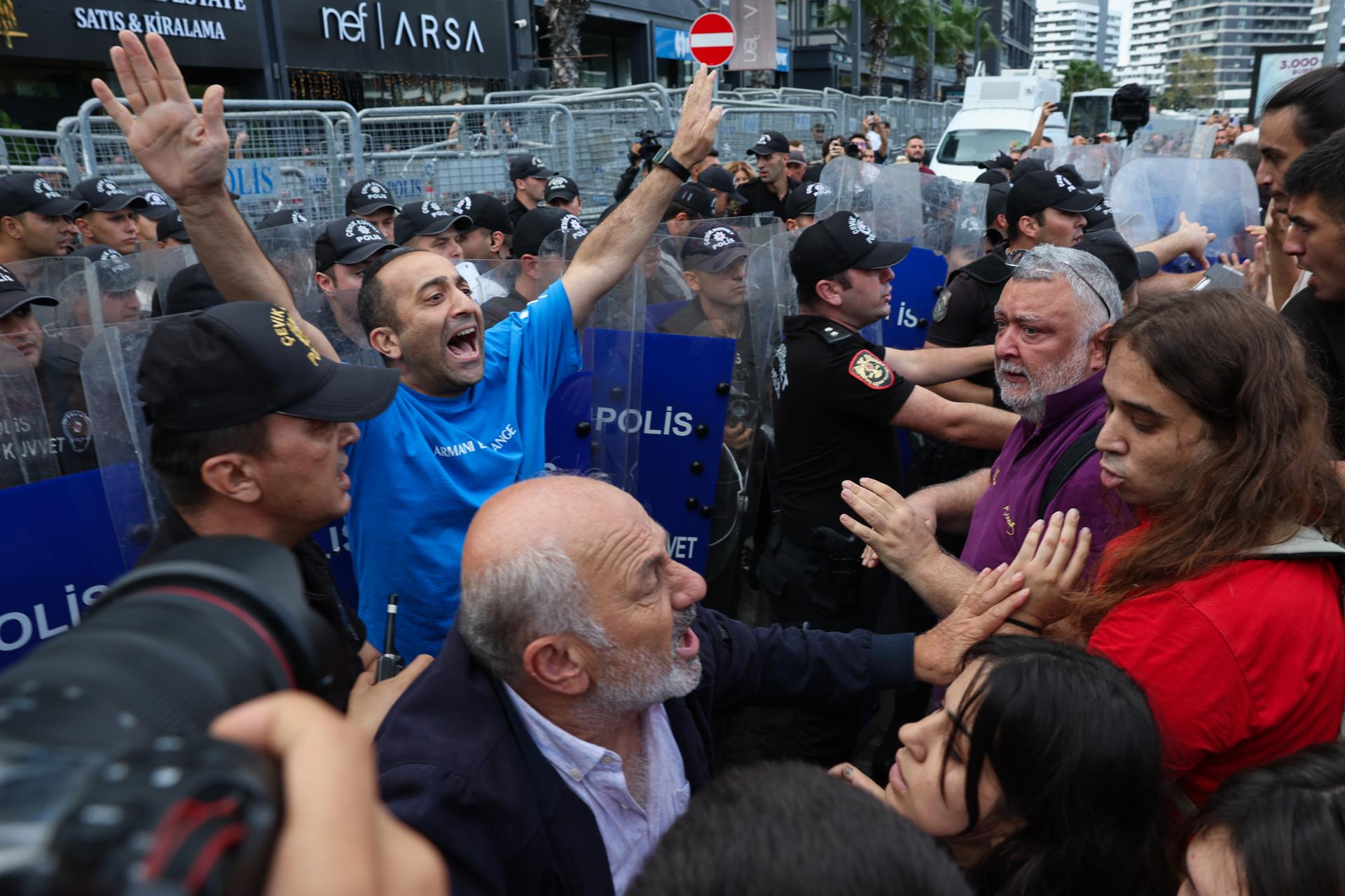La policía turca contiene a manifestantes ante la sede provincial del partido socialdemócrata CHP, principal formación opositora, en Estambul. EFE/EPA/CAN OZER

