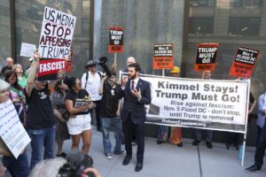 Personas protestan frente a una oficina de ABC en reacción a la suspensión del presentador de televisión estadounidense Jimmy Kimmel de su programa nocturno en Nueva York, Estados Unidos. EFE/SARAH YENESEL