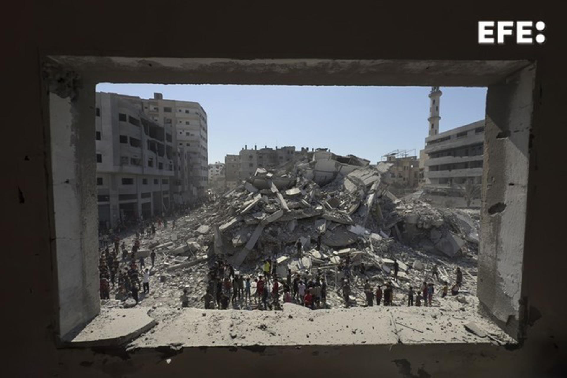 JERUSALÉN, 15/09/2025.- El Ejército israelí destruyó este lunes la Torre Ghafri en la zona portuaria de la ciudad de Gaza: el edificio más alto del enclave con un total de 18 plantas y 60 apartamentos.Según un comunicado castrense, Hamás había instalado presuntamente en el rascacielos derribado "sistemas de inteligencia y puestos de observación para monitorear la ubicación de las tropas".EFE/ Ahmed Awad