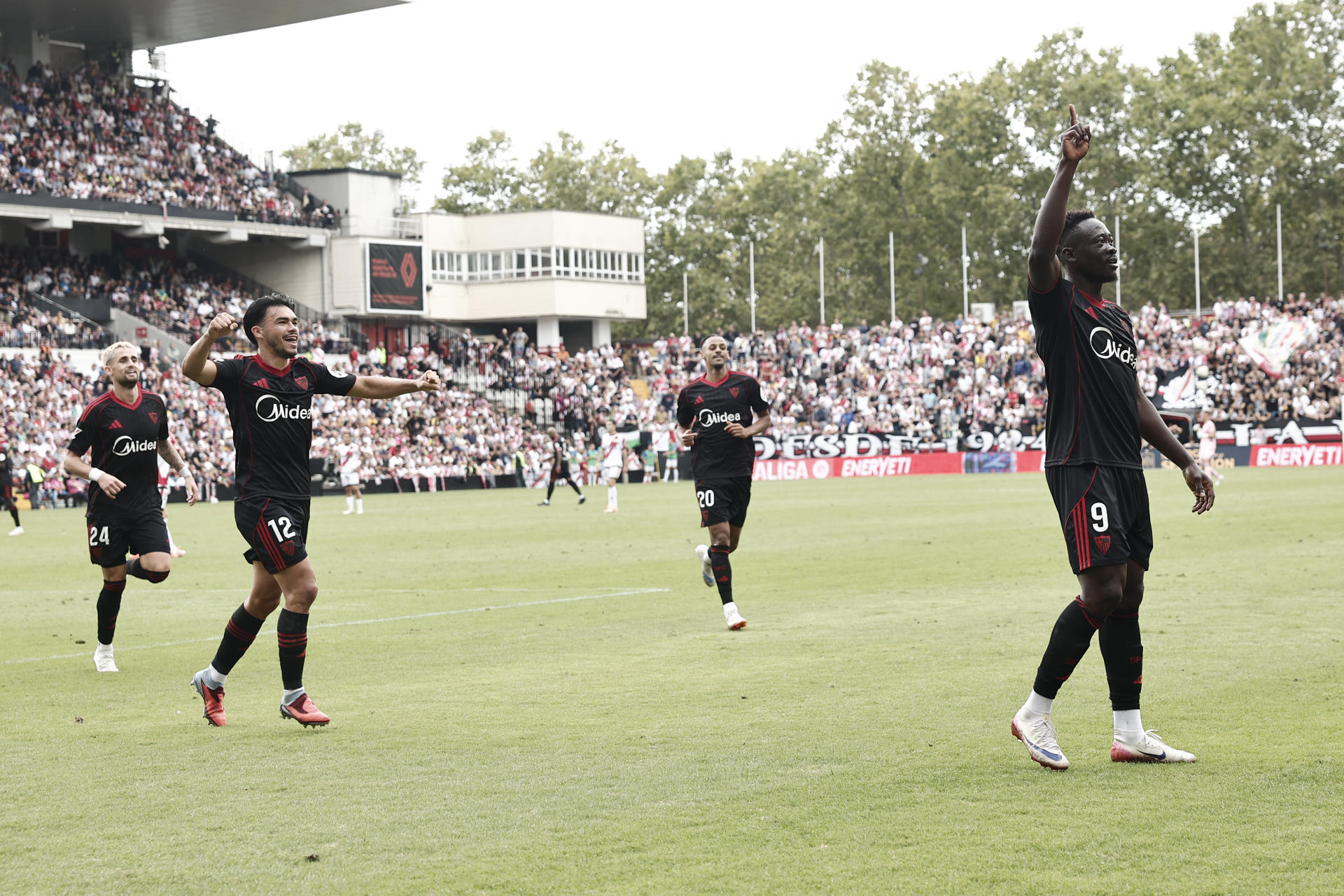 El delantero Akor Adams (d), del Sevilla, celebra el gol ante el Rayo Vallecano. EFE/ Sergio Pérez