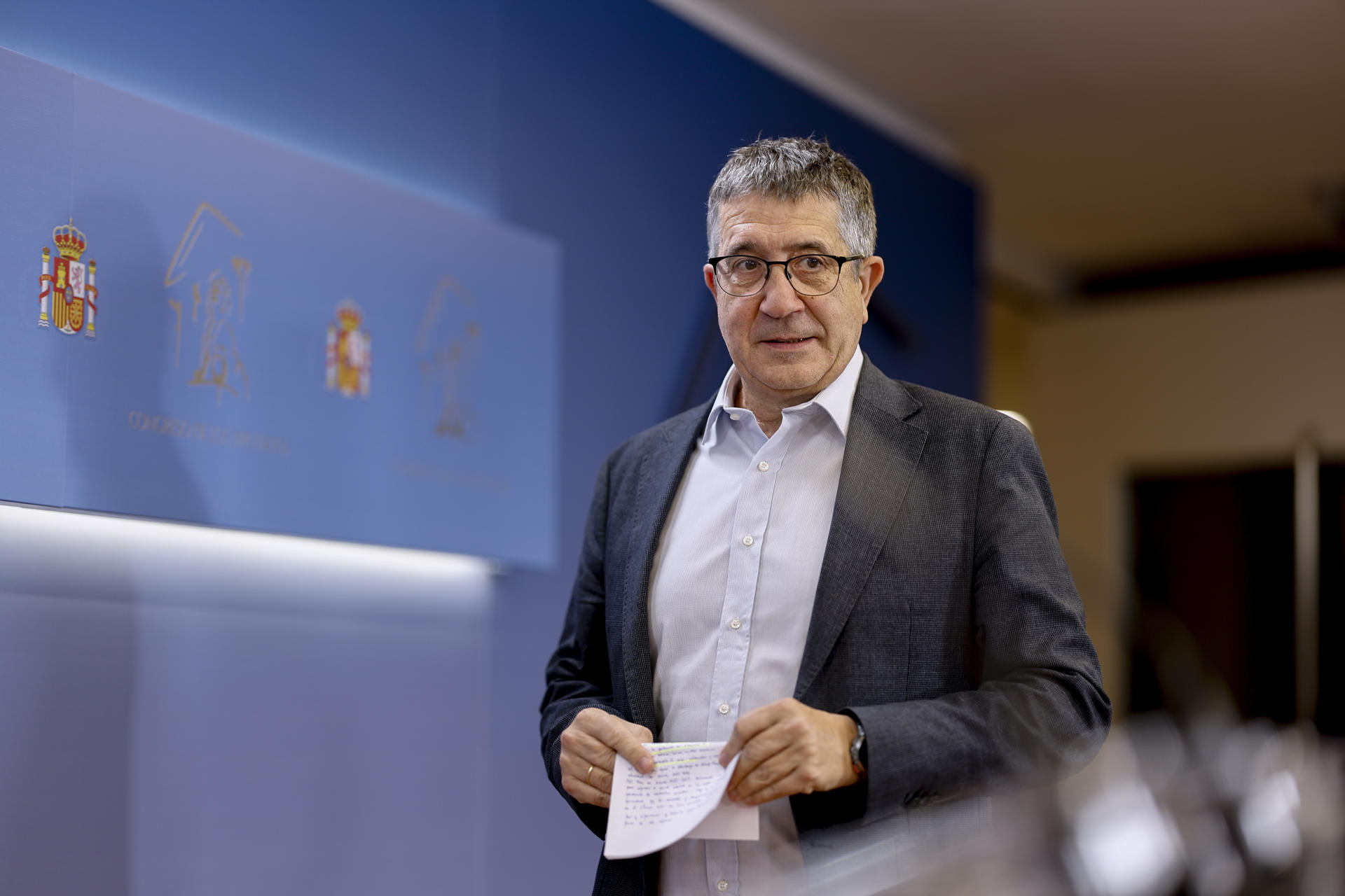 El portavoz del PSOE en el Congreso, Patxi López, se dirige a dar una rueda de prensa este martes, en el Congreso de los Diputados. EFE/ Rodrigo Jiménez