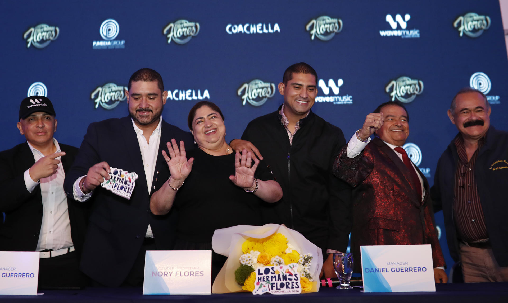 Integrantes de la orquesta salvadoreña de música tropical Hermanos Flores posan durante una rueda de prensa este lunes, en Antiguo Cuscatlán (El Salvador). EFE/ Rodrigo Sura
