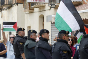 Agentes de la guardia civil ante un grupo de personas que se manifiestan a favor de Palestina durante La Vuelta ciclista a España. EFE/ Javier Lizón