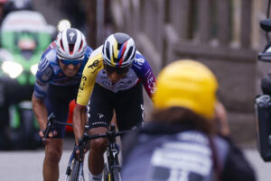 El ciclista colombiano Egan Bernal (c), del INEOS Grenadiers, se proclama vencedor de la etapa 16 de la Vuelta Ciclista a España que se disputa este martes entre Poio y Mos-Castro de Herville (Pontevedra), de 167.9 km de recorrido. EFE/ Javier Lizón