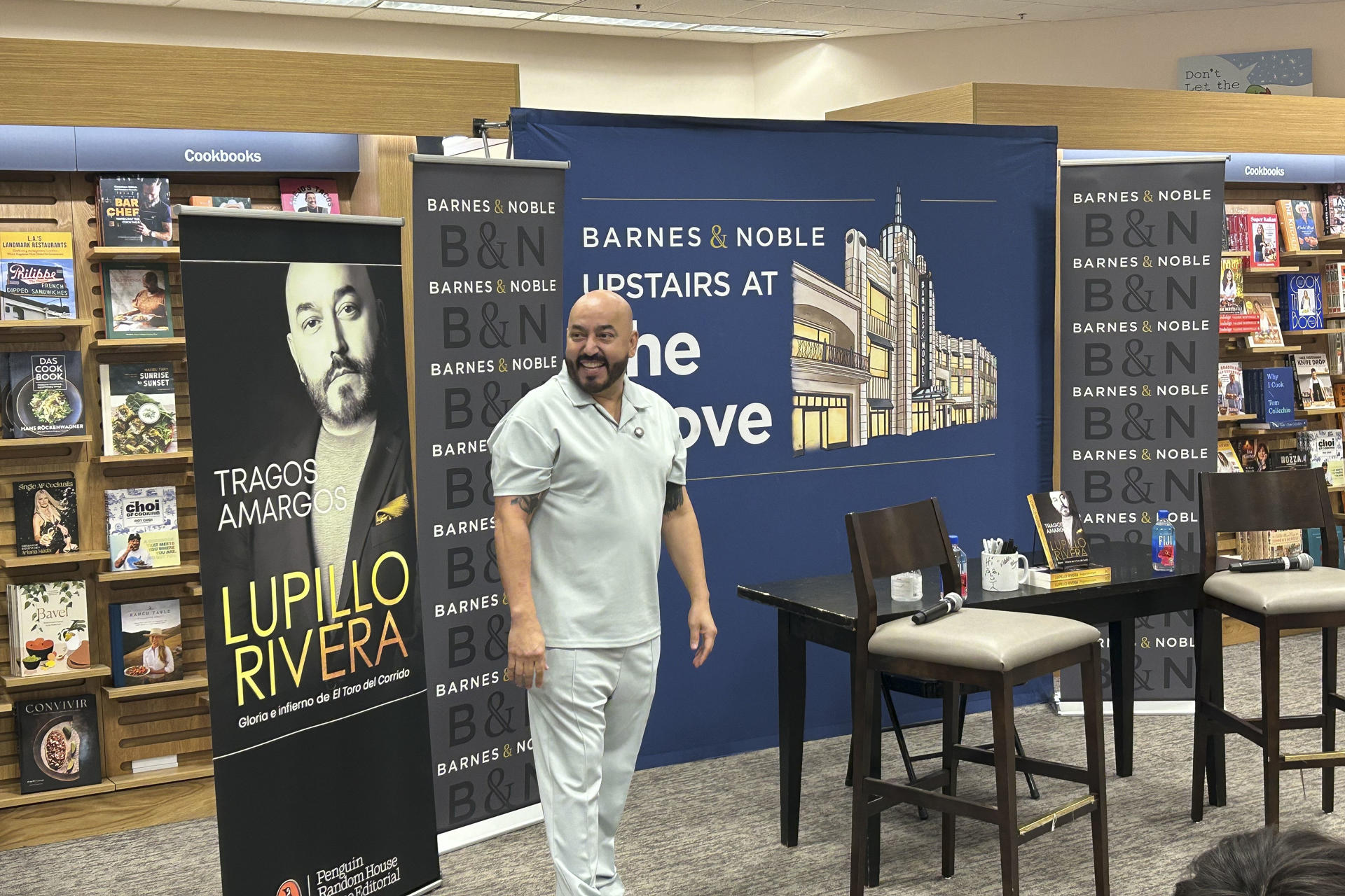 El cantautor mexicano Lupillo Rivera fue captado este lunes, 22 de septiembre, durante la presentación de su autobiografía, en la popular librería Barnes & Noble, en Los Ángeles (CA, EE.UU.). EFE/Mikaela Viqueira