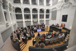 Imagen de archivo ( 05/07/2022) del minuto de silencio por el asesinato machista de una chica de 18 años en la localidad madrileña de Parla, antes del inicio del Debate sobre el estado de la ciudad de Madrid en el Palacio de Cibeles. EFE/ Javier Lizon