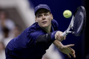El italiano Jannik Sinner en acción contra el canadiense Felix Auger-Aliassime durante las semifinales individuales masculinas durante los Campeonatos de Tenis Abierto de EE.UU. en el Centro Nacional de Tenis USTA Billie Jean King en Flushing Meadows, Nueva York (EE.UU.). EFE/JOHN G. MABANGLO