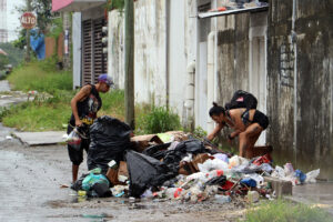Dos personas buscan en la basura en Tapachula (México). Imagen de archivo. EFE/ Juan Manuel Blanco