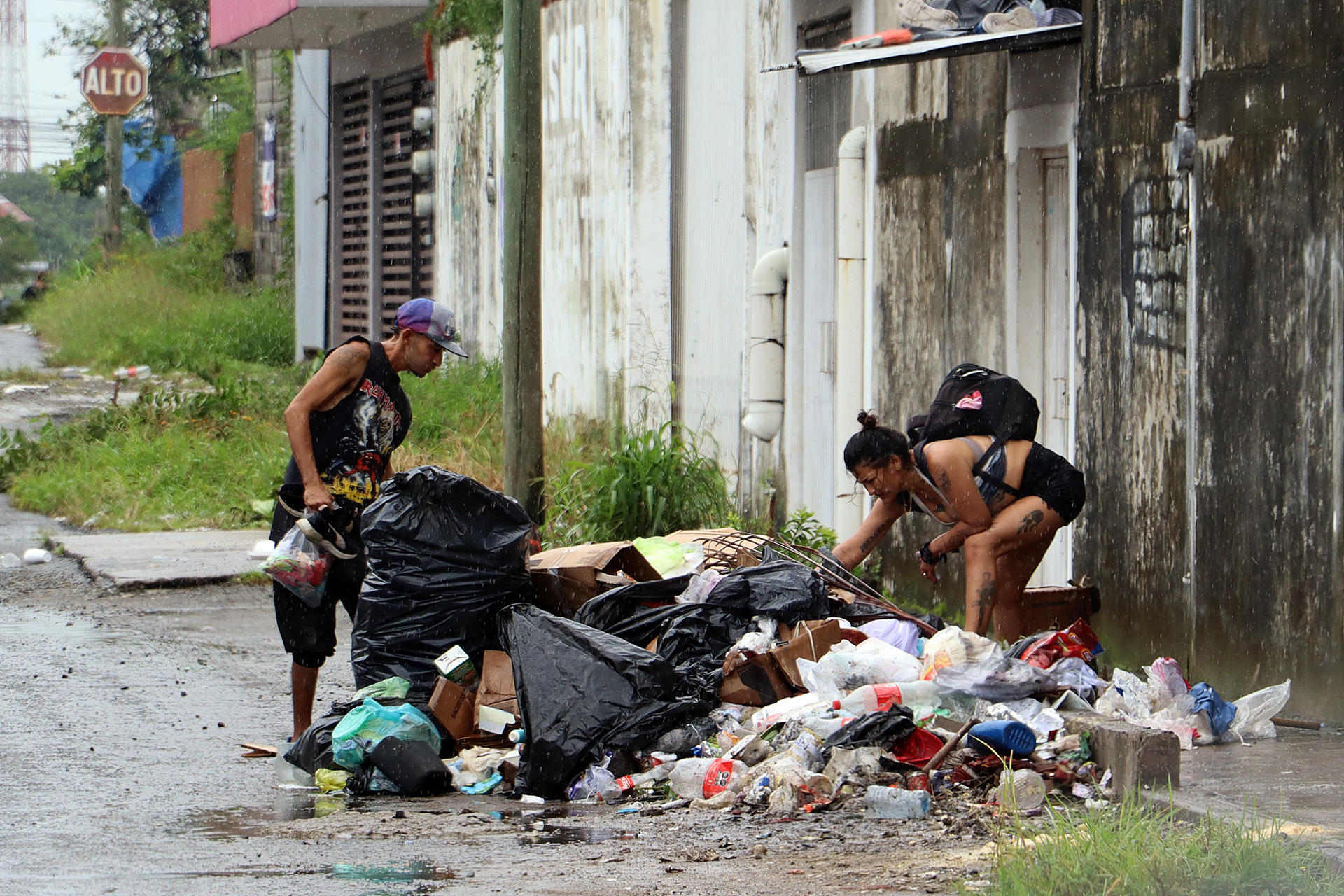 Dos personas buscan en la basura en Tapachula (México). Imagen de archivo. EFE/ Juan Manuel Blanco