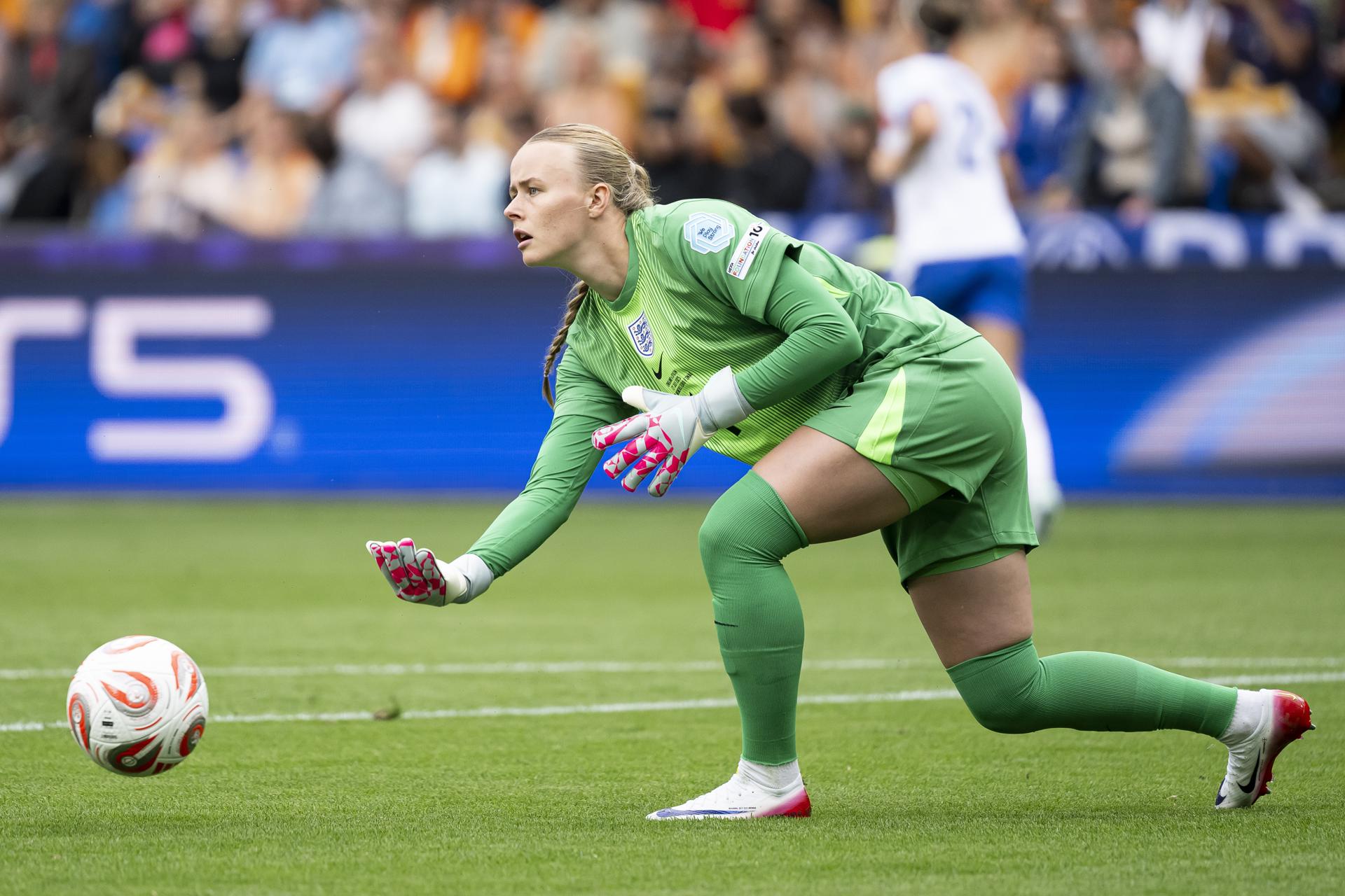 Fotografía de Georgios Kefalas, en la que puede verse en una imagen de archivo del 27 de julio de 2025 a la portera inglesa Hannah Hampton durante un partido con su selección. EFE

