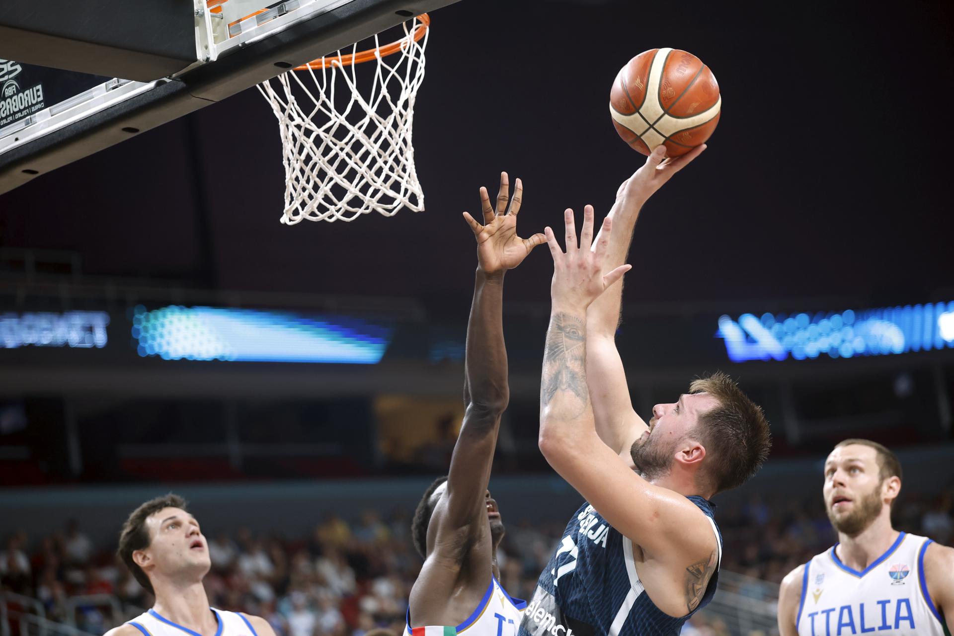 Luka Doncic (en la imagen) lideró el pase de la selección eslovena a los cuartos de final del Eurobasket con una exhibición en la victoria ante Italia por 77-84, en un duelo en el que el jugador de los Lakers sumó la mitad de los puntos de su equipo y más valoración que el resto de sus compañeros juntos. EFE/EPA/TOMS KALNINS