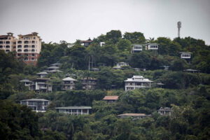 Fotografía del 5 de septiembre que muestra a varios complejos hoteleros en Quepos (Costa Rica). EFE/ Jeffrey Arguedas