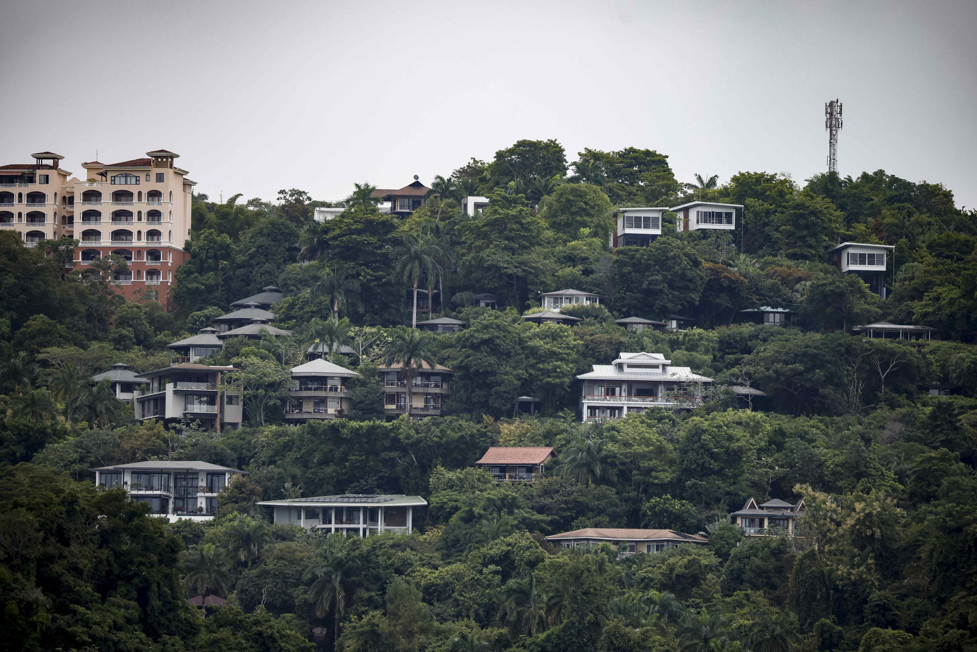 Fotografía del 5 de septiembre que muestra a varios complejos hoteleros en Quepos (Costa Rica). EFE/ Jeffrey Arguedas