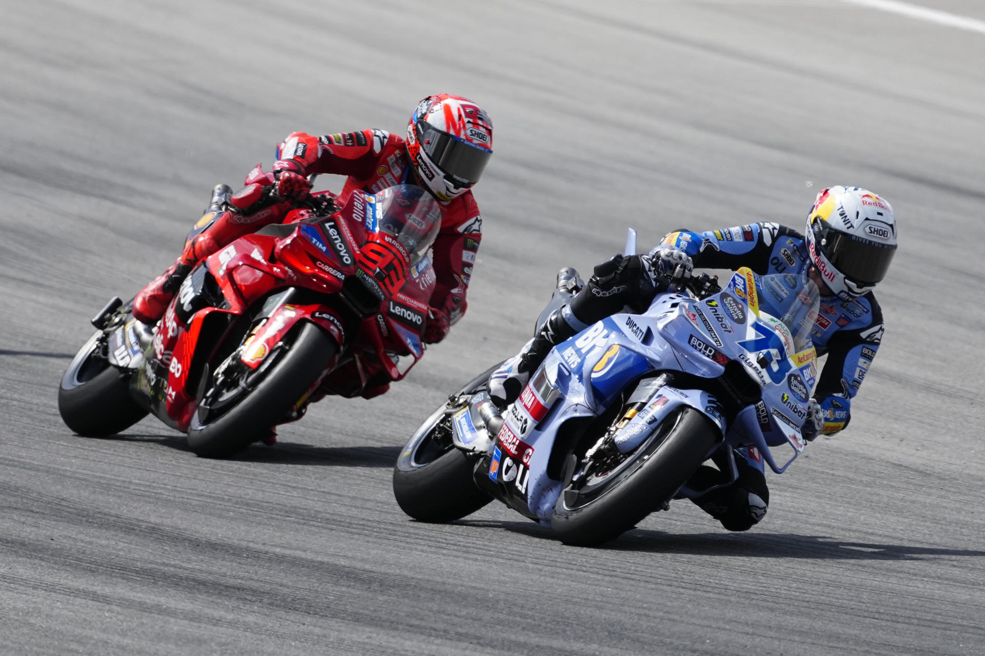 Fotografía de Enric Fontcuberta, en la que puede verse en una imagen de archivo del pasado 7 de septiembre al piloto español Álex Márquez (BK8 Gresini Racing MotoGP) (73), seguido de su hermano y actual líder del Mundial de MotoGP, Marc Márquez (93). EFE