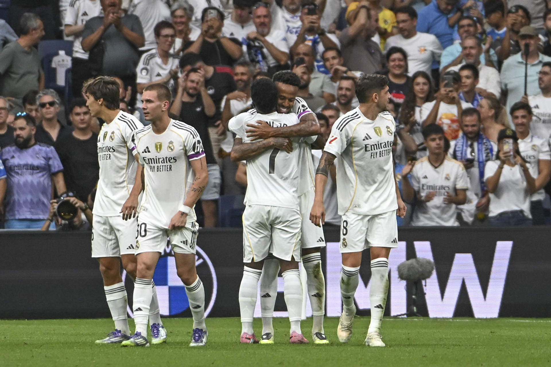 El defensa brasilero del Real Madrid Éder Gabriel Militão (2d) celebra con sus compañeros el primer gol conseguido ante el RCD Espanyol, durante el partido de la jornada 5 de LaLiga EA Sports, que disputan el Real Madrid y el RCD Espanyol, en el estadio Santiago Bernabéu de la capital española. EFE/Fernando Villar