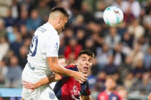 El jugador del Inter Lautaro Martinez (I) logra el 0-1 durante el partido de la Serie A que han jugado Cagliari Calcio y FC Internazionale Milano, en Cagliari, Italia. EFE/EPA/FABIO MURRU