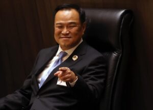 Bangkok (Tailandia), 05/09/2025.- El líder del Partido Bhumjaithai, Anutin Charnvirakul, durante la votación parlamentaria para elegir al nuevo primer ministro de Tailandia, proceso del que resultó ganador con 311 votos, en una cámara formada por 492 miembros. EFE/EPA/RUNGROJ YONGRIT
