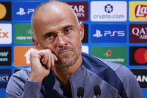 El entrenador del PSG, Luis Enrique, asiste a una conferencia de prensa en el centro de entrenamiento del PSG Campus en Poissy, al oeste de París, Francia. El PSG se enfrentará al Atalanta BC en su primer partido de la Liga de Campeones de la temporada 2025-26. (Liga de Campeones, Francia) EFE/EPA/YOAN VALAT