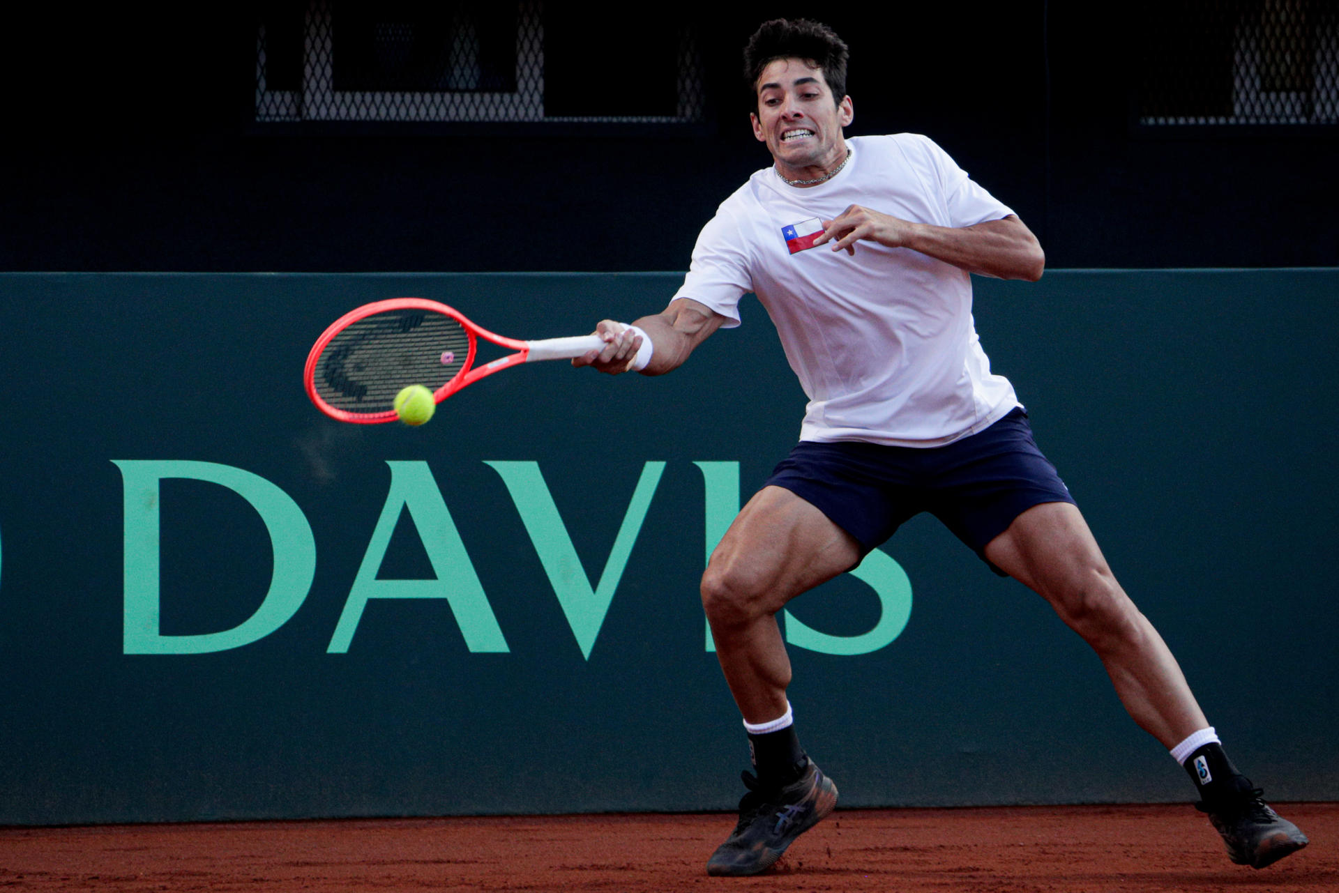 Cristian Garín devuelve una bola ante Aaron Gil en el partido de la Copa Davis en el Court Central del Estadio Nacional en Santiago (Chile). EFE/Ailen Díaz