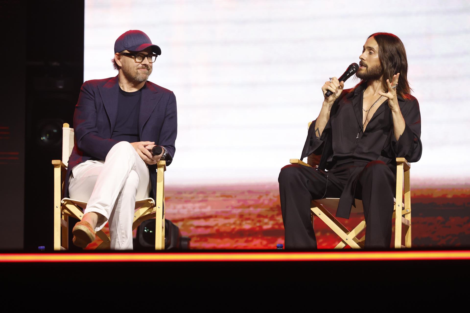 El director noruego Joachim Ronning (i) atiende la intervención del actor y cantante estadounidense Jared Leto durante la presentación de la nueva película de Disney 'Tron: Ares', este viernes en la segunda jornada del I San Diego Comic-Con Málaga. EFE/ Jorge Zapata
