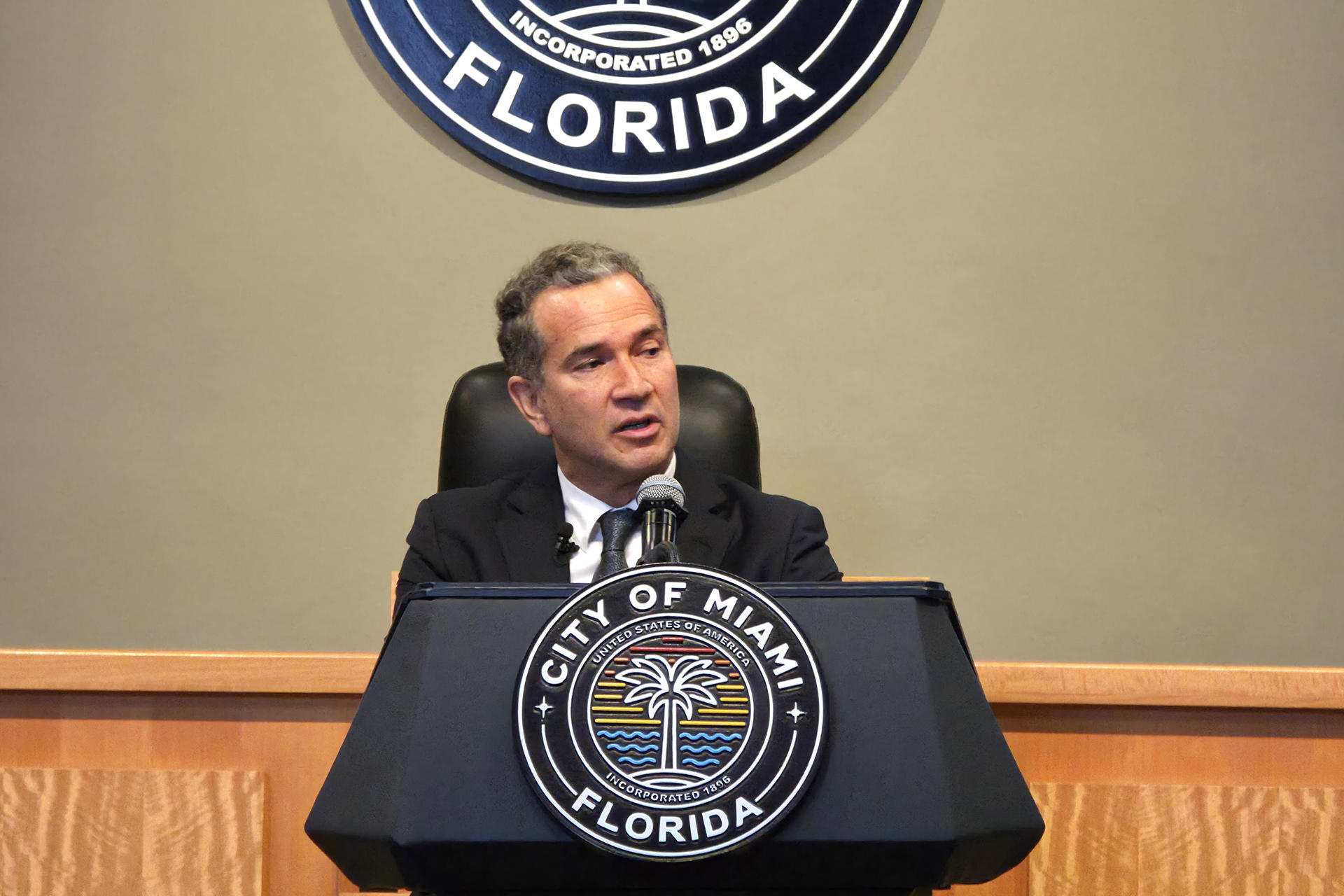 El fundador del Grupo Habitat, Santiago Vanegas, habla durante una rueda de prensa este lunes, en el Ayuntamiento de Miami (Estados Unidos). EFE/ Alberto Boal
