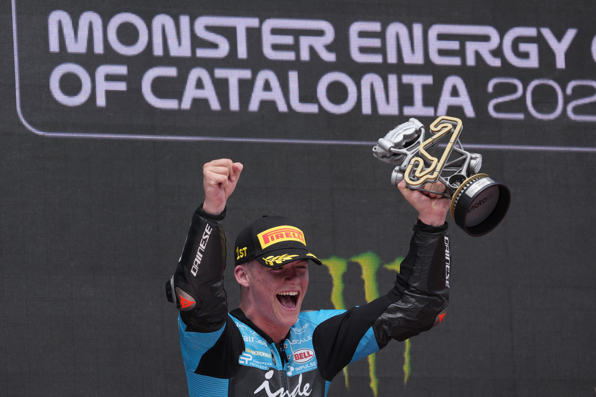 El piloto español de Moto2 Daniel Holgado (CFMoto Inde Aspar Team) celebra su victoria en el podio del Gran Premio de Cataluña, que se disputa este domingo en el circuito de Barcelona-Cataluña en Montmeló. EFE/ Alejandro Garcia