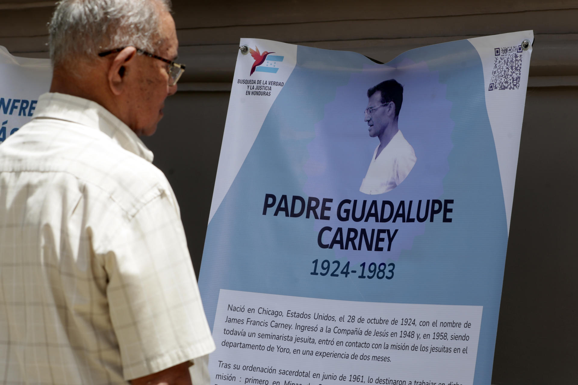 Un hombre lee una pancarta con la imagen del sacerdote del sacerdote jesuita estadounidense este lunes, en Tegucigalpa (Honduras). EFE/STR
