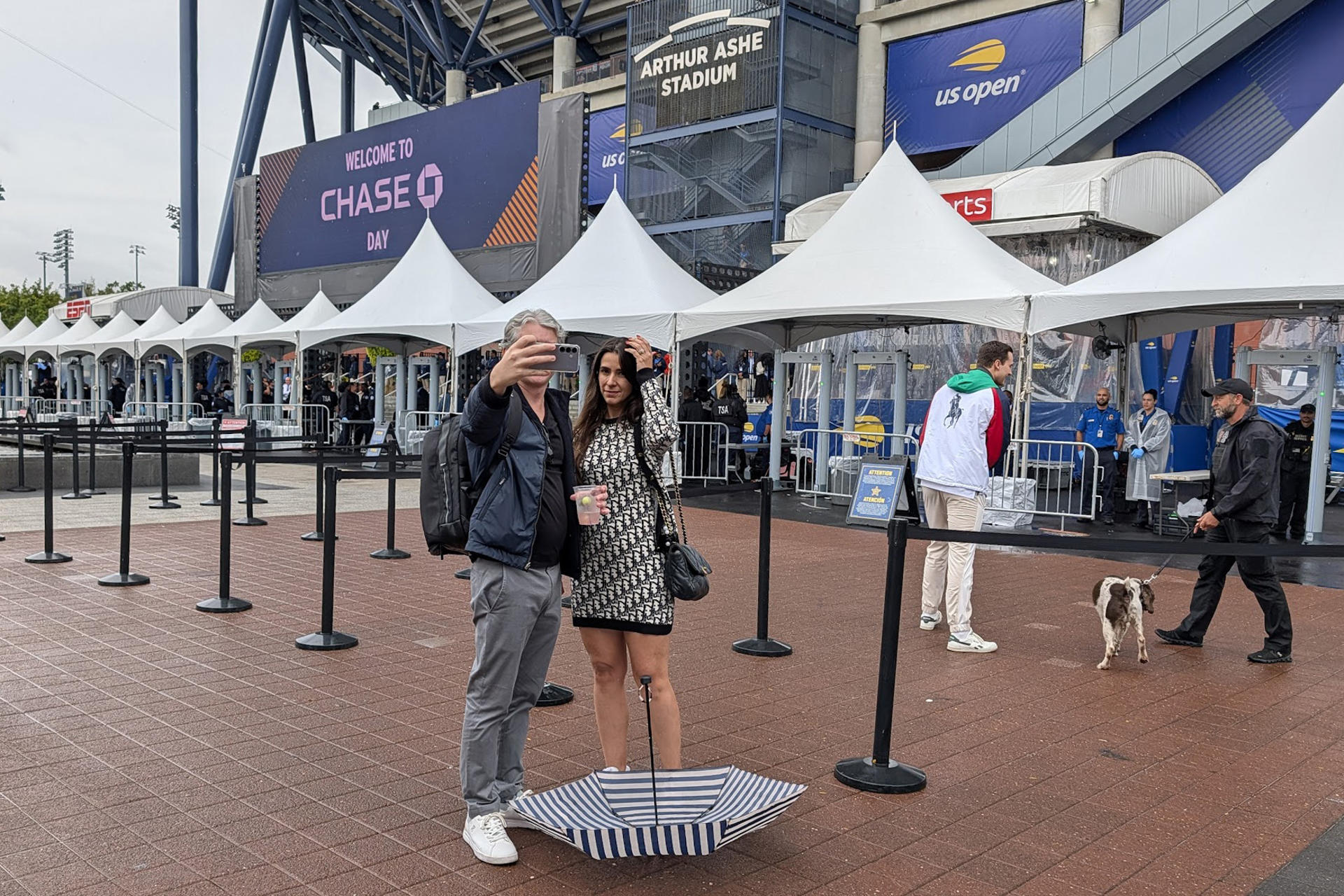 Personas se toman una foto en los alrededores del Centro Nacional de Tenis Billie Jean King este domingo, en Nueva York (Estados Unidos). EFE/ Sarah Yáñez-richards
