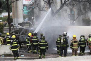 Fotografía del pasado 10 de septiembre de 2025 donde se  observa a integrantes del Cuerpo de Bomberos mientras controlan un incendio luego del accidente de un camión de gas en Ciudad de México (México). EFE/ Mario Guzmán