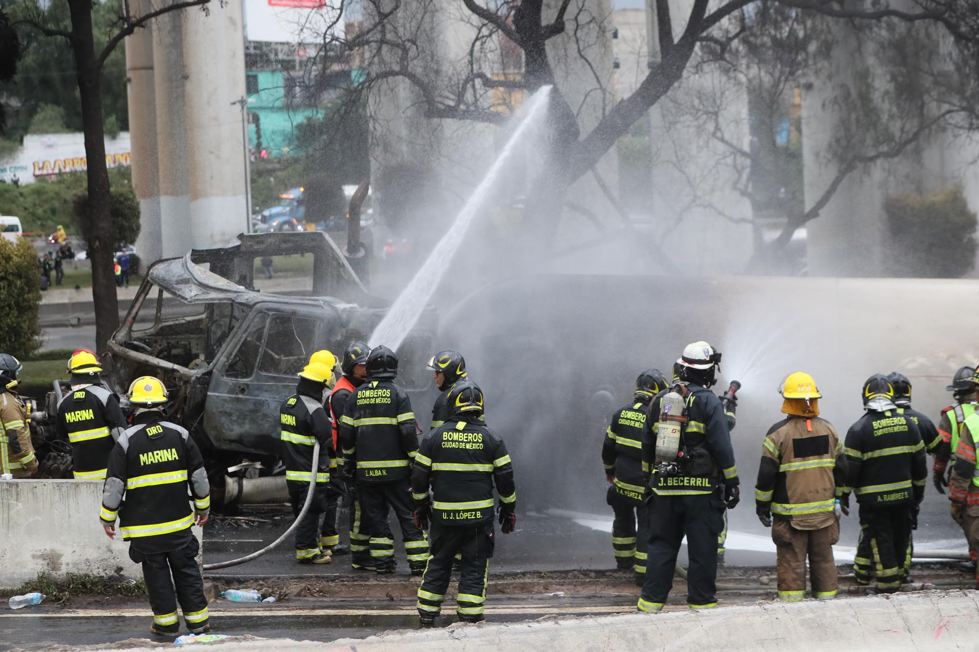 Fotografía del pasado 10 de septiembre de 2025 donde se  observa a integrantes del Cuerpo de Bomberos mientras controlan un incendio luego del accidente de un camión de gas en Ciudad de México (México). EFE/ Mario Guzmán