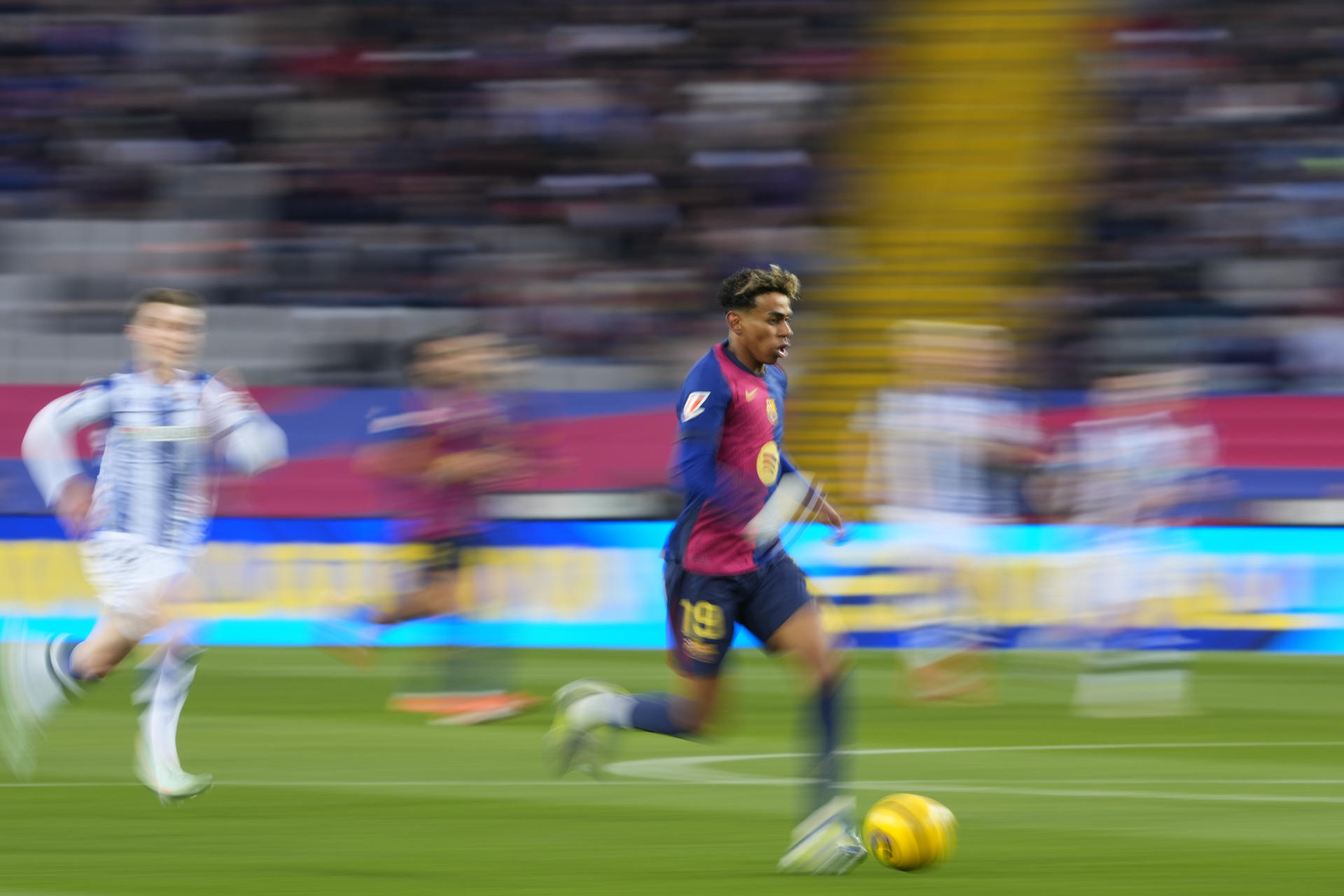 El delantero del FC Barcelona Lamine Yamal conduce el balón durante el partido de LaLiga EA Sports entre FC Barcelona y Real Sociedad, en el estadio Olímpico de Montjuic de Barcelona en foto de archivo de Alejandro García