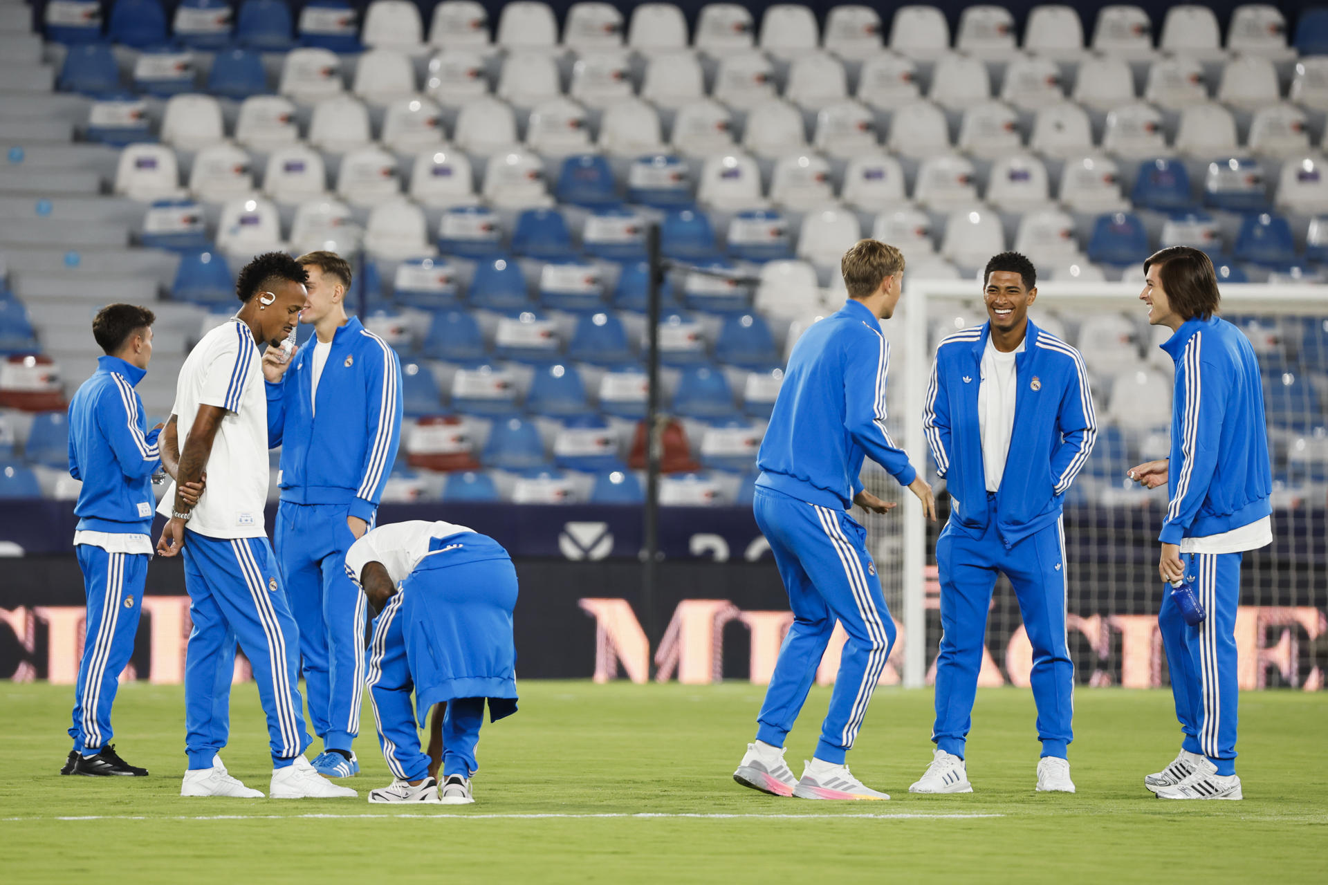 Jugadores del Real Madrid en el terreno de juego este martes, previo al partido de la jornada 6 de LaLiga EA Sports, que el Levante y el Real Madrid disputan en el Estadio Ciutat de Valencia. EFE/ Ana Escobar